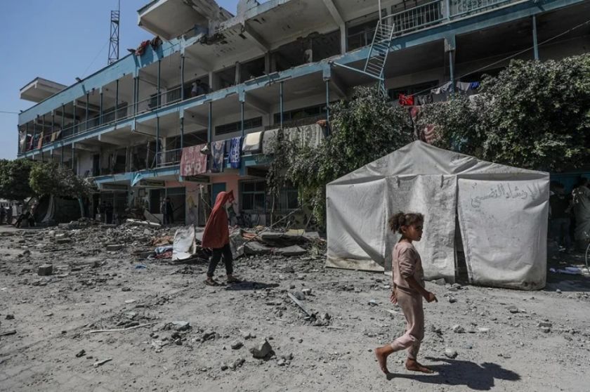 Reportan que hay más de 40 muertos en ataques israelíes en un campo de refugiados de Gaza, la mayoría en una escuela de la UNRWA