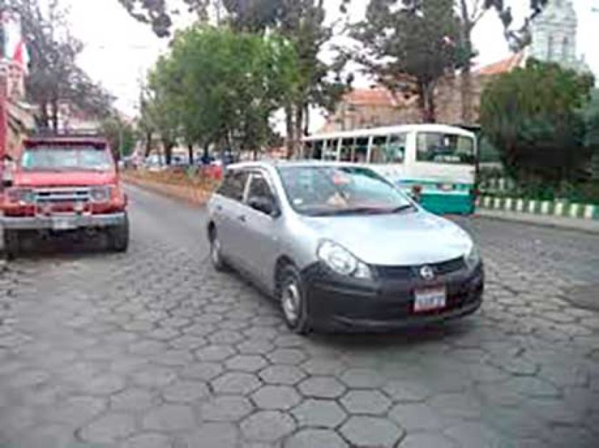 Retiran placas de vehículos por radicatoria y deudas tributarias en Potosí