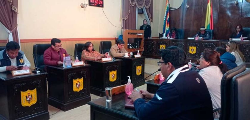 Seis concejales piden renuncia de la directiva y se exponen a descuentos