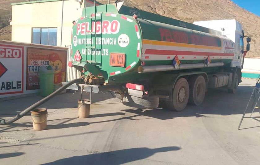 Llega diésel en medio de largas filas en surtidores de la ciudad de Potosí