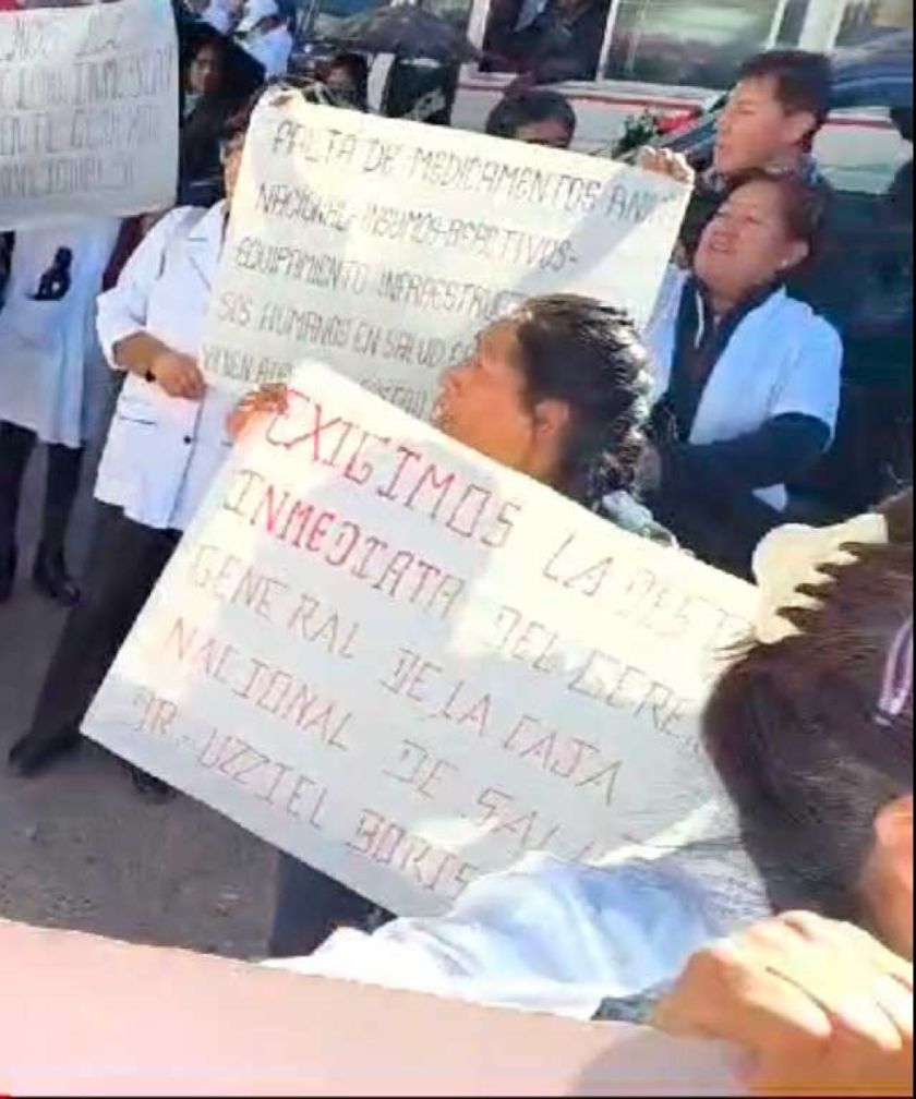Médicos de la CNS marchan, piden la denuncia del gerente