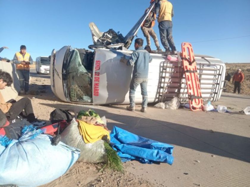 Un accidente deja cuatro heridos en la doble vía Sucre-Yamparáez
