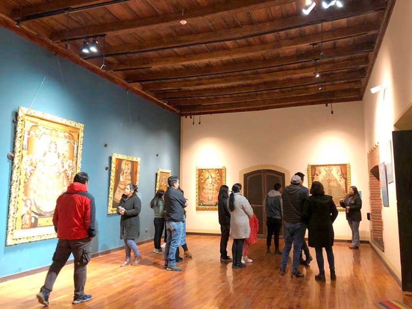 Pinturas con siglos de antigüedad se vieron en muestra nocturna