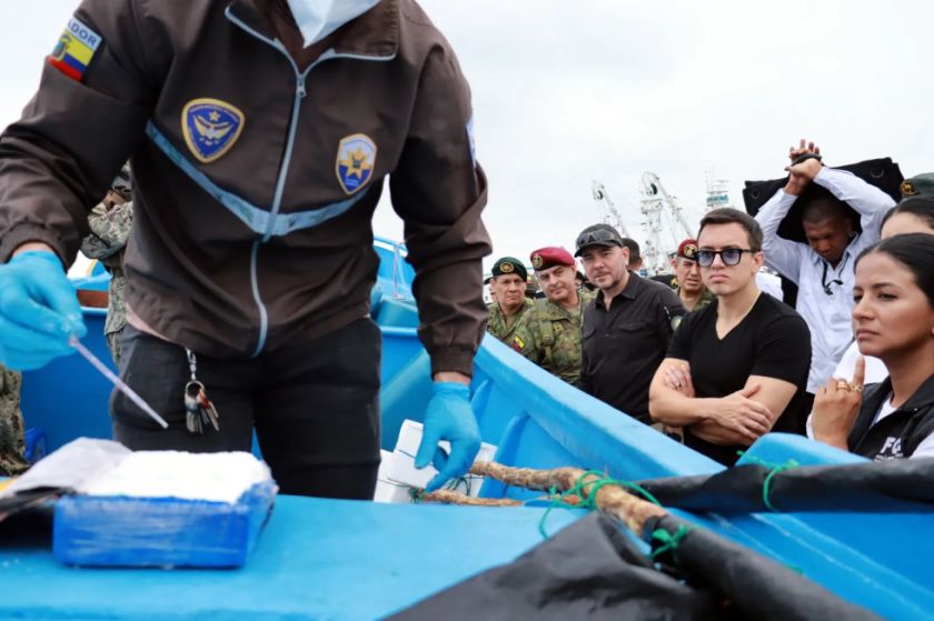 El presidente de Ecuador supervisa el decomiso de 1,5 toneladas de droga en la costa