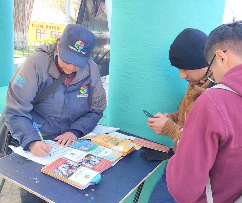 Defensoría atiende casos de reubicación de maestros  