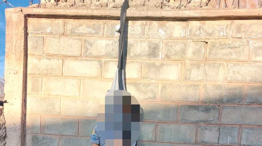 Adolescente trepó una pared y se colgó con su chompa tras precipitarse