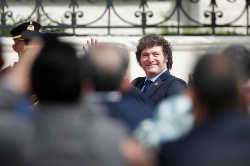 Milei dice que lo tendrían que “sacar muerto de la Rosada” para quebrar el déficit fiscal