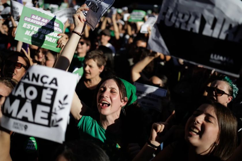 Cientos de mujeres vuelven a protestar en Brasil contra penar el aborto como un homicidio