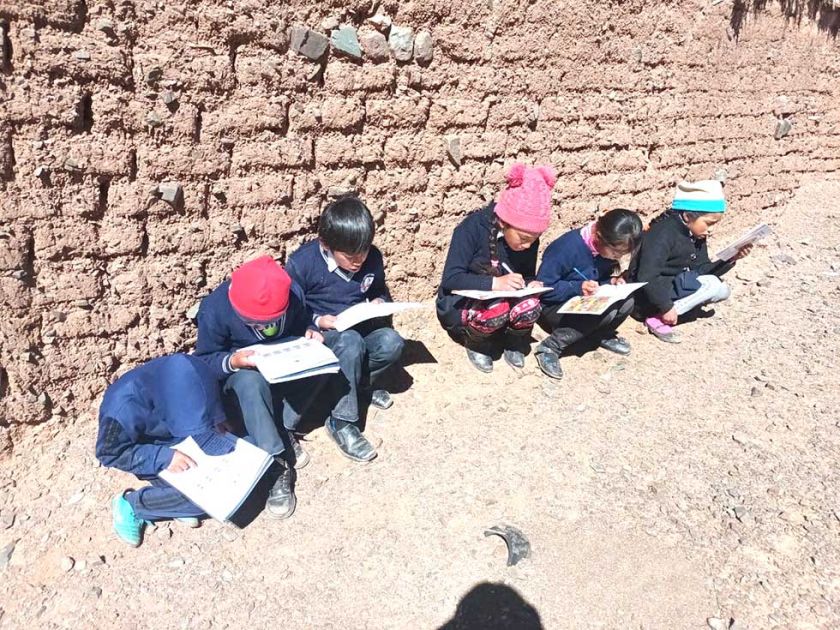 Estudiantes del sudoeste pasan clases calentándose con el sol