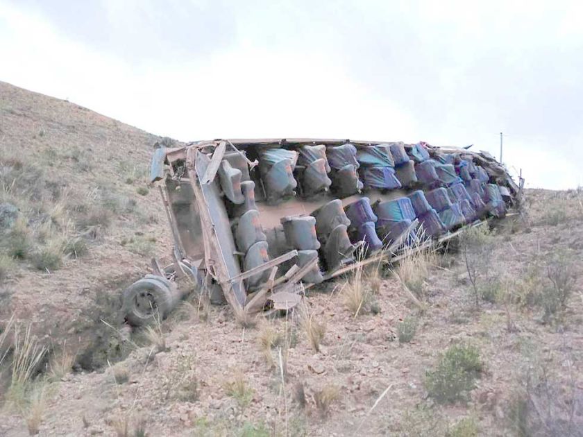 Bus sin placas se despeña y causa la muerte de siete