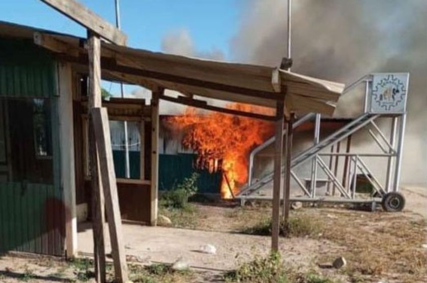 Comerciantes informales incendian predios del SENASAG en Campo Pajoso