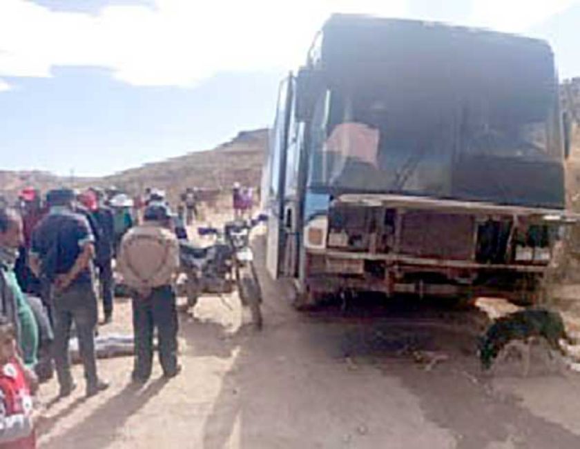 Chofer de bus impacta contra motociclista, hay dos heridos