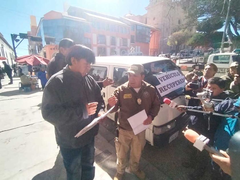 Apuntan a maestra por doble venta de minibús