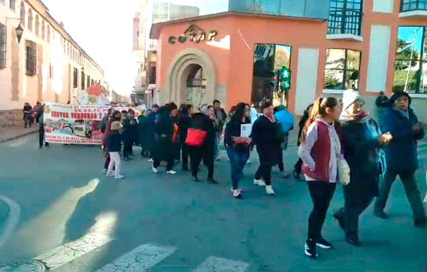 Uno de los comités cívicos marcha demandando la atención a demandas