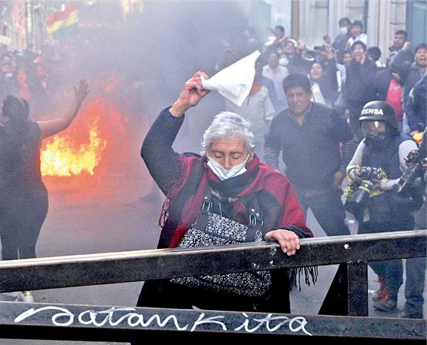 Para ‘evistas’, la asonada militar fue un ‘autogolpe’