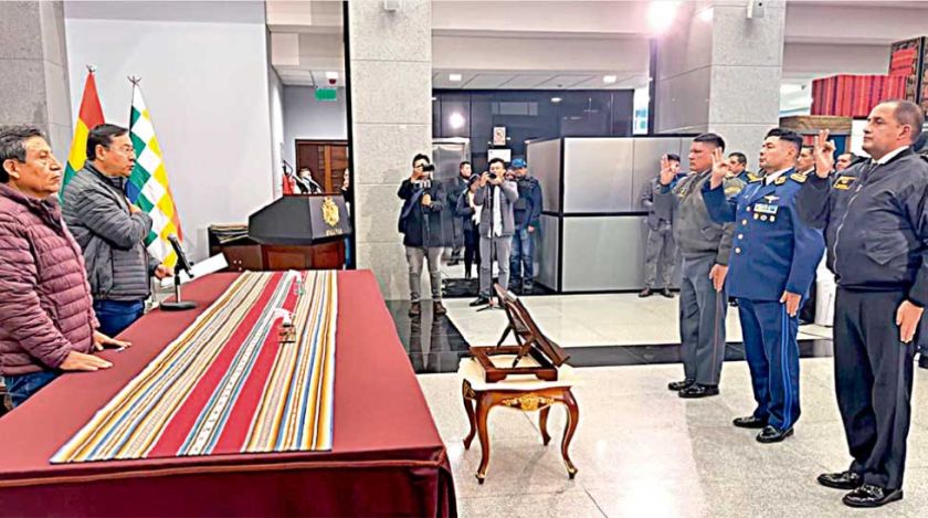 Nuevo comandante promete defender al Gobierno legítimamente elegido