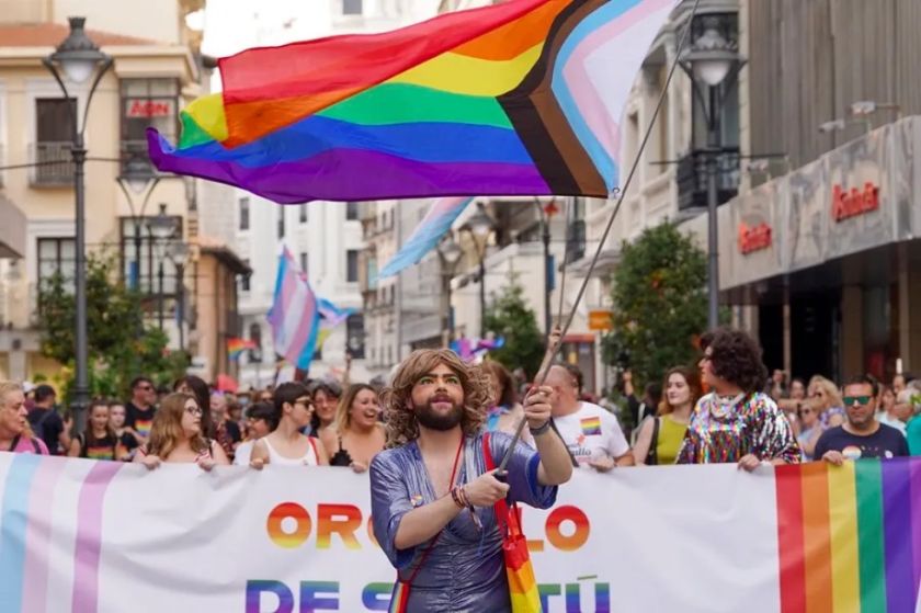 Banderas, manifiestos y primeras marchas: el Orgullo LGTBI vuelve a salir a la calle