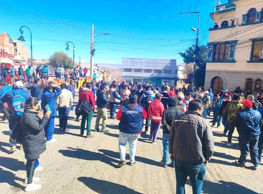 Choferes y vecinos se enfrentan en las calles por pasaje de micros