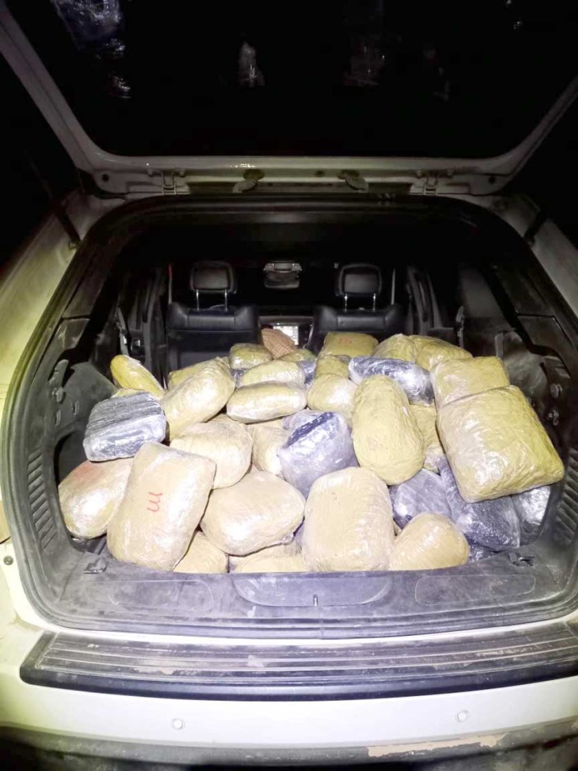 Encuentran un vehículo  abandonado repleto de paquetes de marihuana