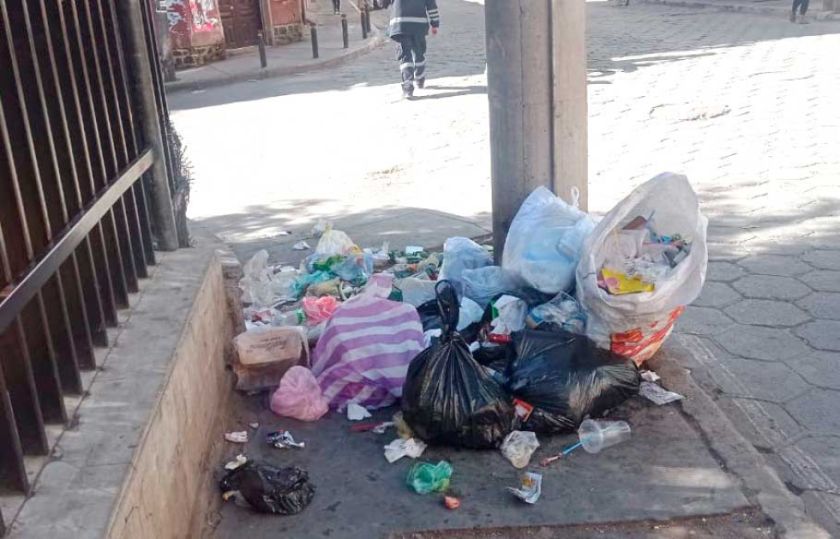 Bloqueo de choferes genera micro basurales en las calles de la ciudad de Potosí
