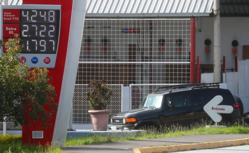 Ecuador descongela precios de gasolinas e indígenas advierten “clima de ebullición social”