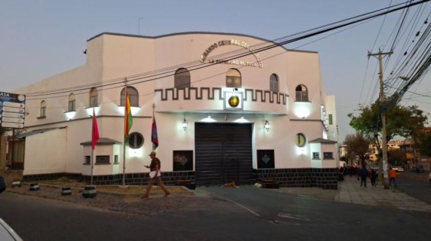 Registran oficinas del Comando del Ejército y vehículos que se desplazaron a la plaza Murillo
