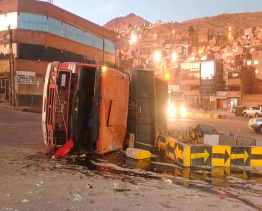 Una volqueta se desliza sin frenos y vuelca en la Tinku