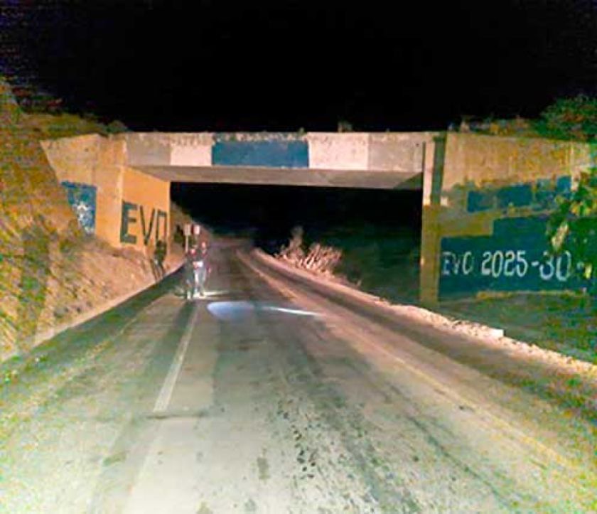 Mujer sale disparada como un "misil" en accidente vial