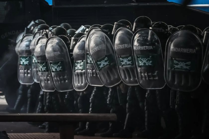 Reportan incidentes en Argentina entre la policía y trabajadores estatales que protestan por 2.300 despidos