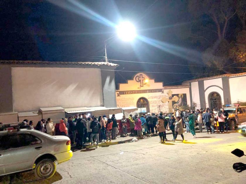Cientos participaron de una noche de historias en el Cementerio de Potosí