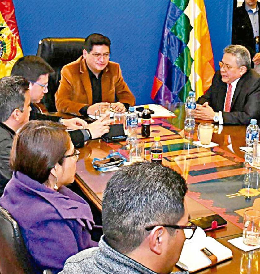 Empresarios urgen diálogo y solución a la falta de dólares