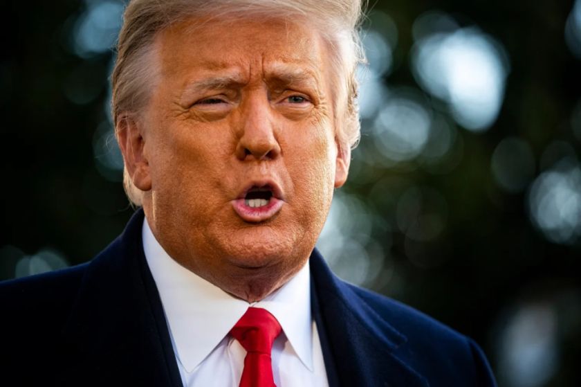 Trump se burla del desempeño de Biden en el debate y lo llama “un montón de m...”
