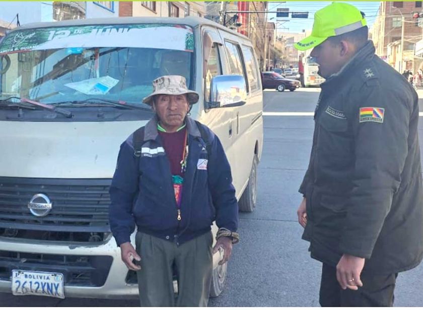 Detienen al chofer que casi ocasiona accidentes por mala maniobra