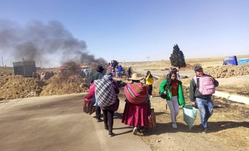 Tercer día de bloqueo en la ruta La Paz-Oruro: Pobladores de Caracollo intensifican protesta