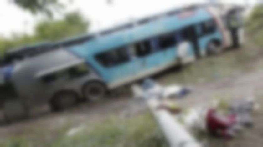 Diez muertos y más de 40 heridos tras volcar un autobús en Brasil