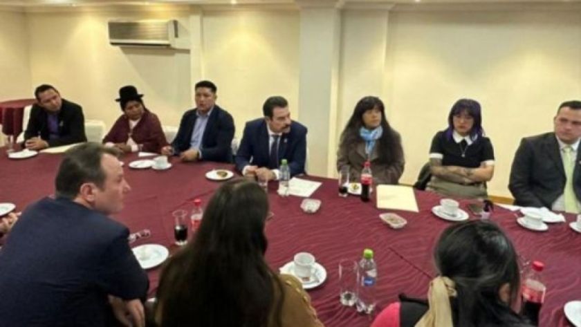 Manfred Reyes Villa anuncia un “bloque” con disidentes opositores y CC lo acusa de operar para Arce