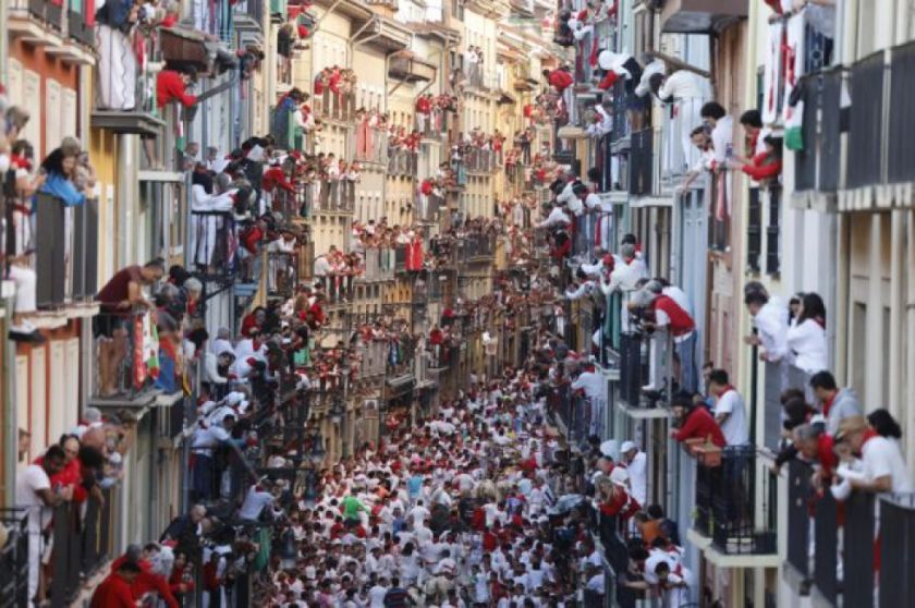 Un herido por asta de toro en un primer encierro de San Fermín muy concurrido
