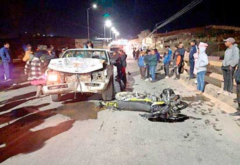 Colisión entre un vehículo y motocicleta deja dos heridos