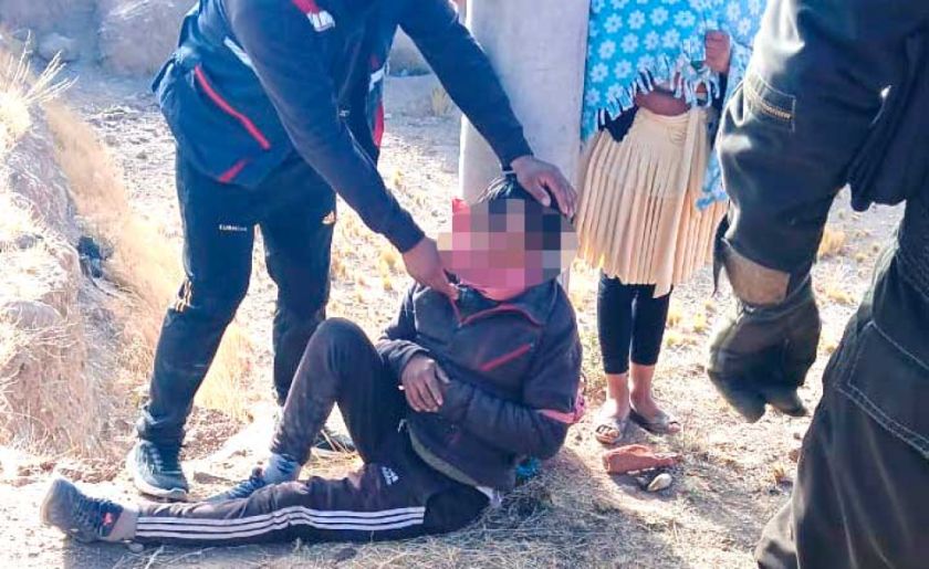 Retienen a un presunto  ladrón y lo atan a poste para evitar que escape