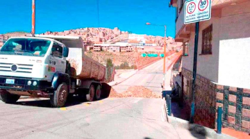 Vecinos piden levantar tierra para evitar colapso del puente Nazaret