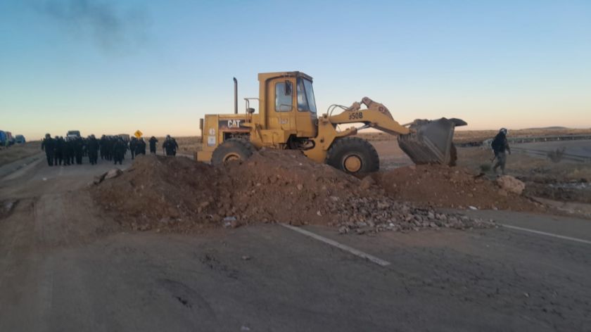 Policía desbloquea la carretera La Paz-Oruro con maquinaria pesada