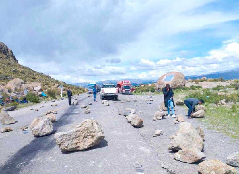 Inicia bloqueo de las carreteras Villazón-Tarija y Puna-Sucre por conflicto regional