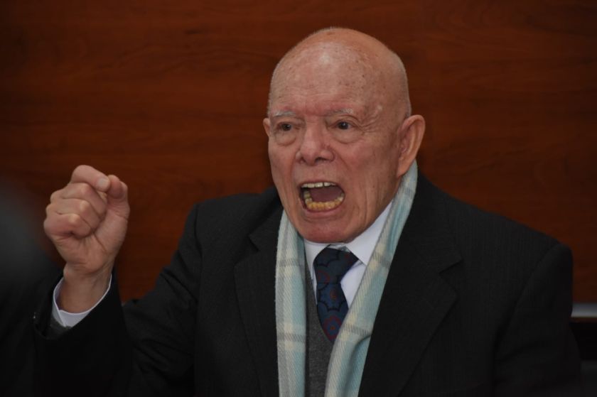 Hassenteufel desmiente su renuncia a la presidencia del TSE; dice que pidió “licencia”
