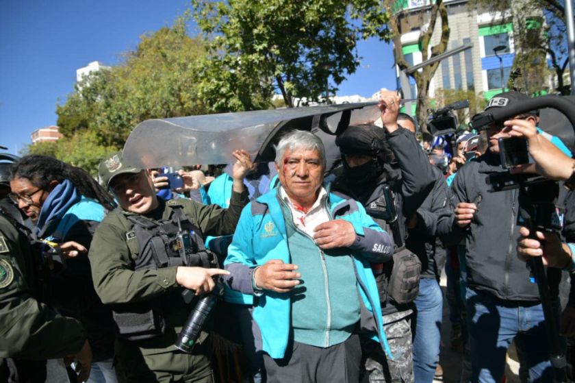 Agreden al alcalde Arias en medio de tensión en la plaza Abaroa de La Paz