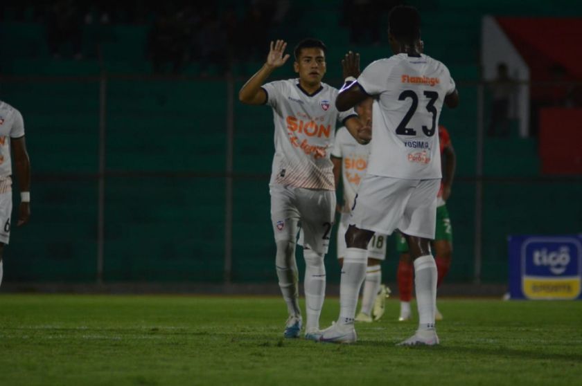 Postergan partido entre Real Santa Cruz y Royal Pari por falta de escenario