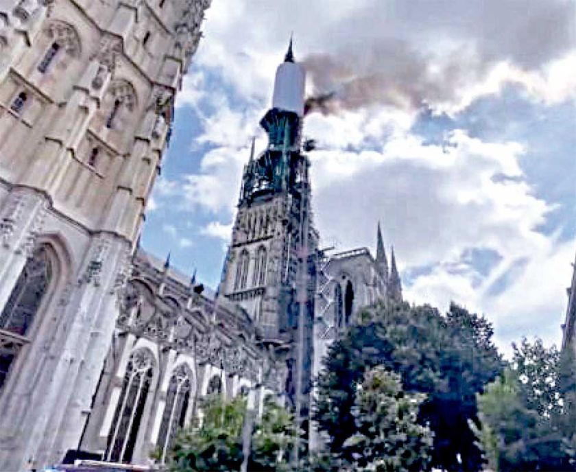 Ardió la catedral francesa de Rouen
