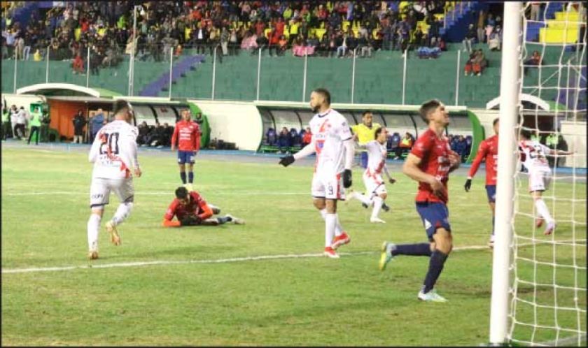 La banda roja quiere sumar su décima victoria como local ante los rojos