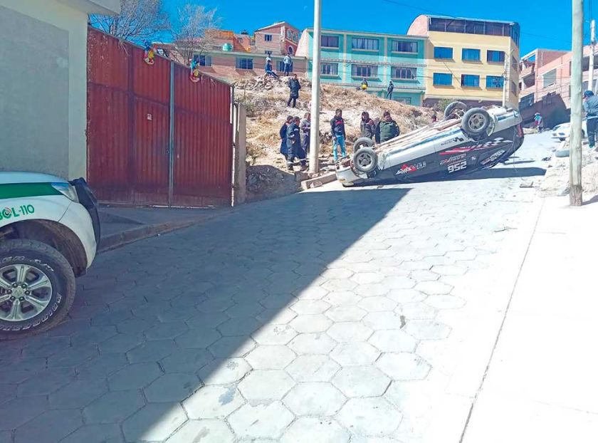 Atienden dos accidentes de tránsito con muerte de mujer en la carretera