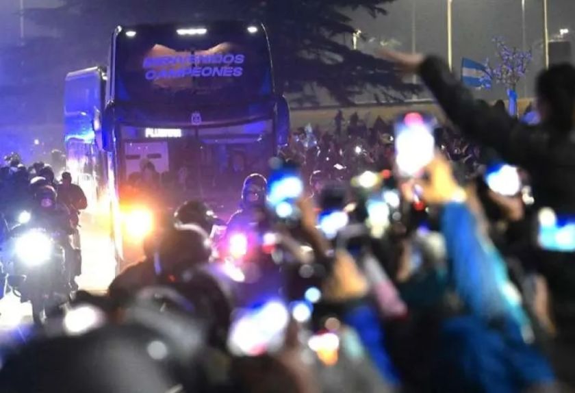 Aficionados reciben en Buenos Aires a la Albiceleste, flamante bicampeona de América