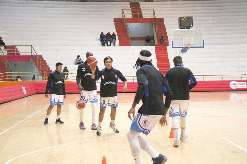 El técnico de Leones fortalece el trato del balón y la definición de sus dirigidos